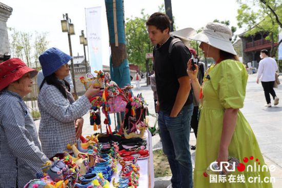 商品の説明を聞く外國人ネット有名人（撮影?賈親親）。