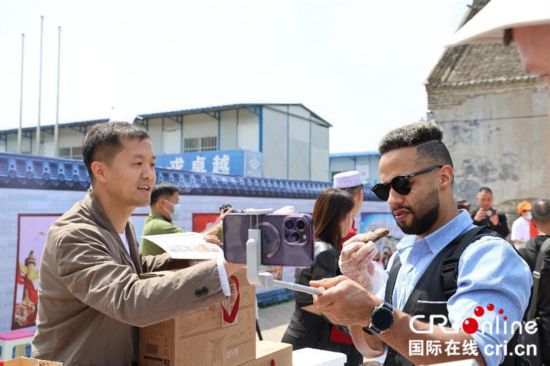 グルメを味見する外國人ネット有名人（撮影?賈親親）。