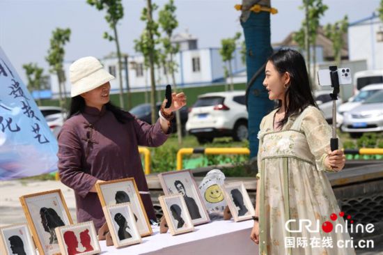 フォロワーに無形文化遺産を紹介するマルチリンガルライブ配信パーソナリティ（撮影?賈親親）。