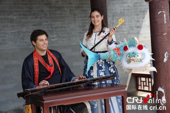 漢服を著て記念寫真を撮影する外國人ネット有名人（撮影?賈親親）。