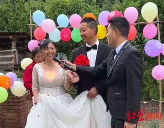 両親に結(jié)婚式をプレゼントした何さん（寫真右、動畫のスクリーンショット）。