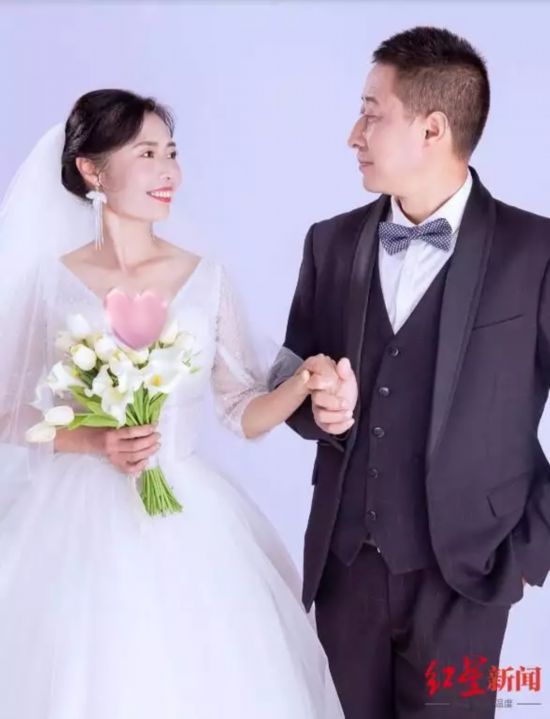 何咚咚さんの両親のウエディングフォト（畫像は何さんが提供）。