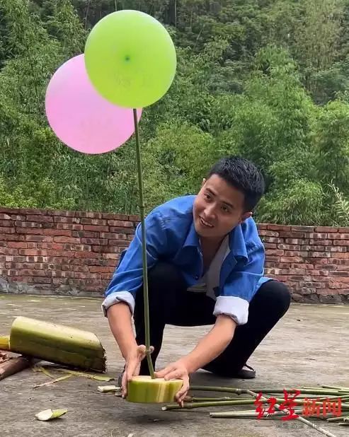 「結(jié)婚式會場」の準備をする何咚咚さん（動畫のスクリーンショット）。