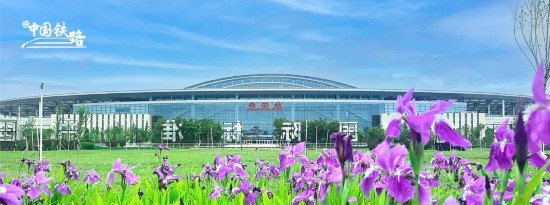  美しい空と大地が広がる雄安駅。（撮影?張夏菁）