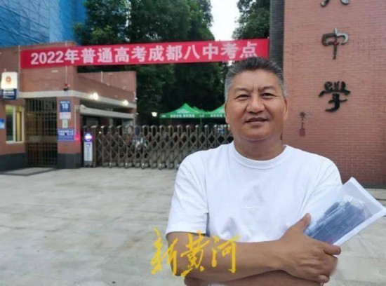 2022年の「高考」終了後、試験會(huì)場(chǎng)となった學(xué)校の前に立つ梁実さん（寫(xiě)真提供?梁実さん）。