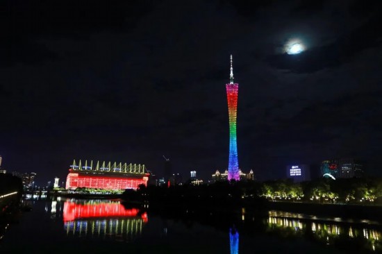 今月3日夜、広州タワーを明るく照らす「スーパームーン」。