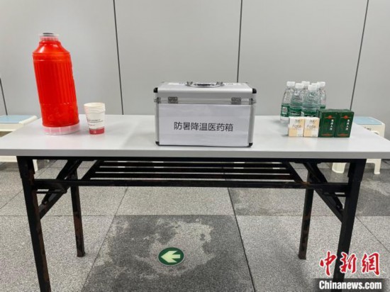 水や風(fēng)油精も用意されている「涼みスポット」（寫真提供?合肥鉄道交通）。