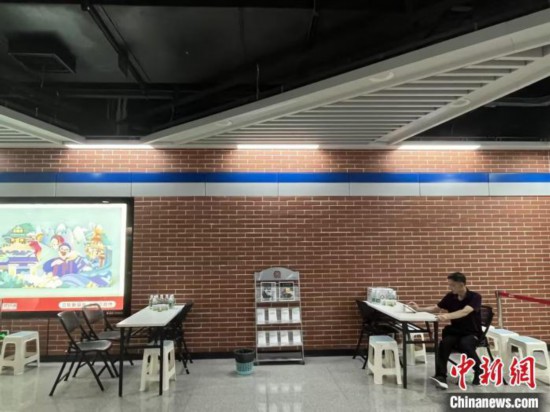 「涼みスポット」で休む男性（寫真提供?合肥鉄道交通）。