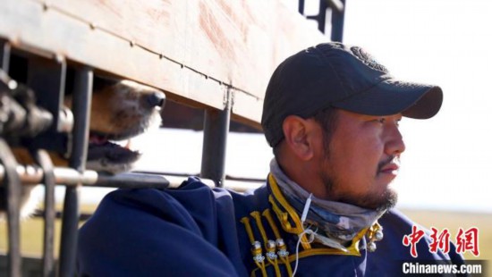 移動(dòng)の途中で休息をとる「90後(1990年代生まれ)」の牧畜民?鋼蘇勒徳さん（撮影?崔博群）。