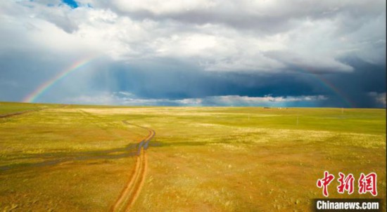 雨があがり虹がかかった草原（撮影?崔博群）。