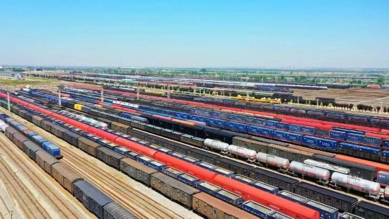 貨物列車の組成?入換數(shù)が非常に多いため、「陸地の空母」と呼ばれる新豊鎮(zhèn)駅。