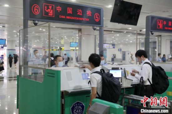 旅客の入國審査をする入國審査官（撮影?孫鷺）。