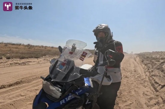 無人地帯を走るバイクチーム