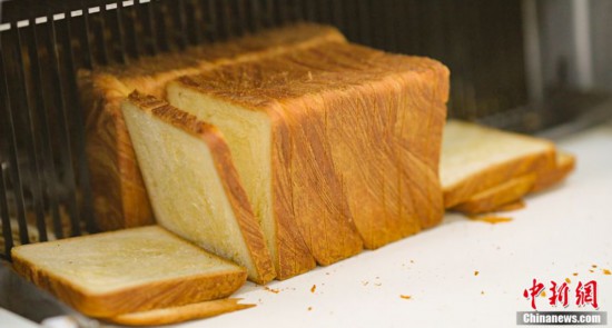 焼きたての食パン。畫像は資渓県黨委員會宣伝部が提供