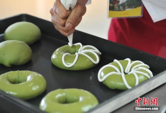 ベーグルを作るパン職人。撮影?劉占昆