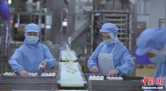 パン加工工場で作業(yè)をする作業(yè)員。畫像は資渓県黨委員會宣伝部が提供