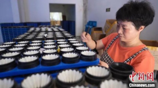 シャトルの品質(zhì)をチェックする作業(yè)員。撮影?宋超