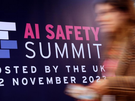 英國のブレッチリー?パークで、第1回AIセーフティサミットの宣伝パネルの前を通り過ぎる人（2023年11月2日撮影?李穎）。