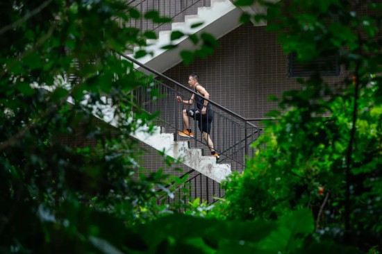 団地內(nèi)の階段を上ってトレーニングする陳志剛さん（撮影?瀋伯韓）。