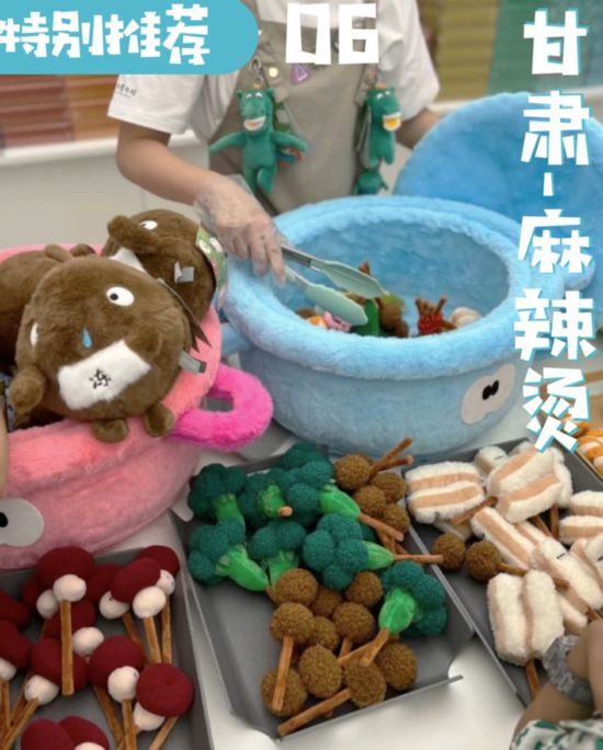 甘粛省の麻辣燙の食材をデザインしたぬいぐるみ。