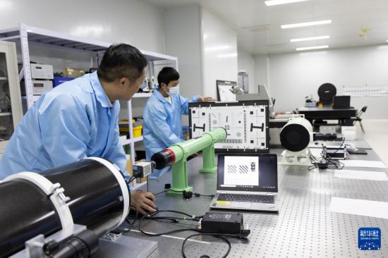 11月27日、中國科學院空天情報革新研究院の実験室で、デジタル畫像センサーを較正している張沢研究員（左）とチームメンバー。