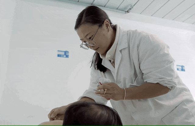 患者に鍼灸治療をする石銘さん。