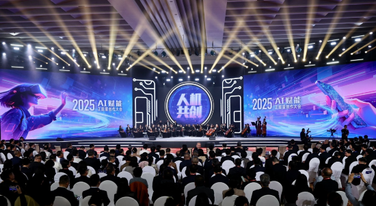 2025中國インターネットメディアフォーラムのテーマイベントの一つとして、人間と機械の共創(chuàng)?2025AIポジティブエネルギーエンパワーメント創(chuàng)作大會が29日夜、広西壯族自治區(qū)南寧市で開催された。撮影?何學俏、梁凱昌