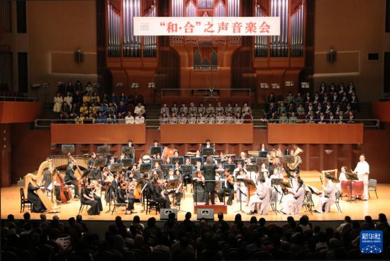 大阪のザ?シンフォニーホールで8日、日本センチュリー交響楽団と南京民族楽団が「詩意江南」を演奏した（撮影?楊光）