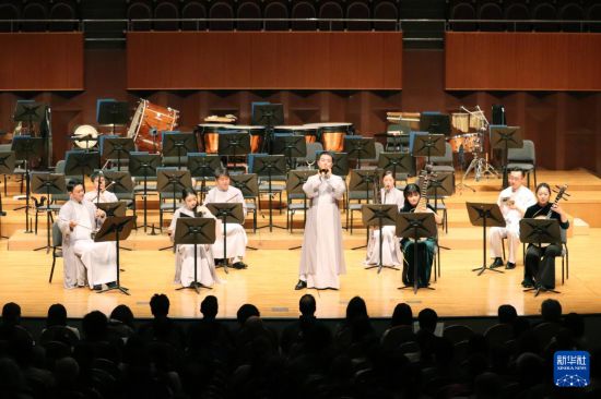 大阪のザ?シンフォニーホールで8日、インタビューに応じる日本の作曲家?和田薫氏（撮影?楊光）