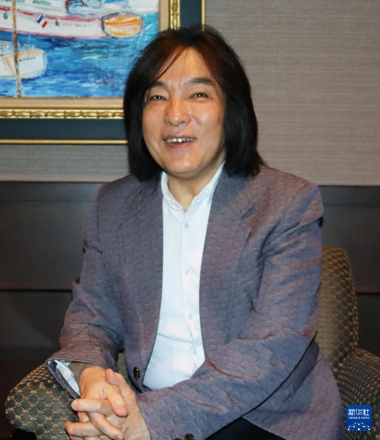 大阪のザ?シンフォニーホールで8日、インタビューに応じる日本の指揮者?飯森範(fàn)親氏（撮影?楊光）