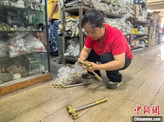 フィギュアに必要な金物を用意する金物屋のオーナー（撮影?鮑夢(mèng)妮）。