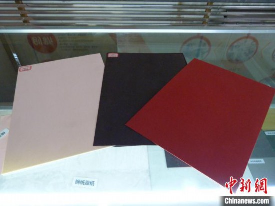 新疆源一科創(chuàng)有限公司で28日に展示された、新疆産綿花を原料に製造した加硫繊維板。 撮影?趙婧姝