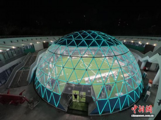 7月30日夜、國家スピードスケート館人型ロボット訓(xùn)練拠點(diǎn)「パンダアイ」が點(diǎn)燈。撮影?呂少威