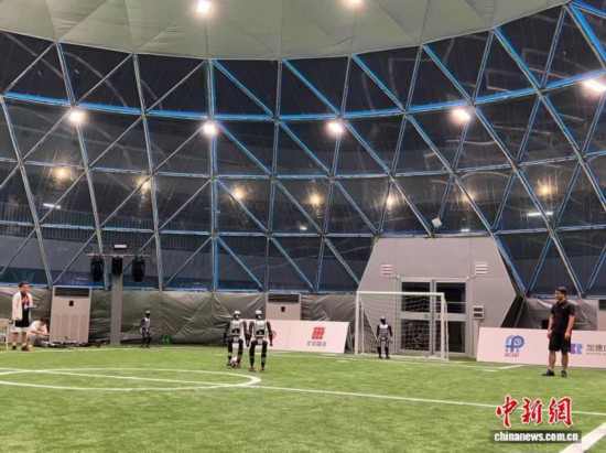 7月30日夜、國家スピードスケート館人型ロボット訓(xùn)練拠點(diǎn)「パンダアイ」でロボットの調(diào)整を行うチーム。撮影?呂少威