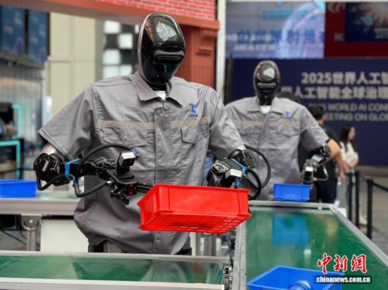 資料寫真：人型ロボットが「生産ライン」で作業(yè)スキルの訓練に勵む様子。撮影?鄭瑩瑩