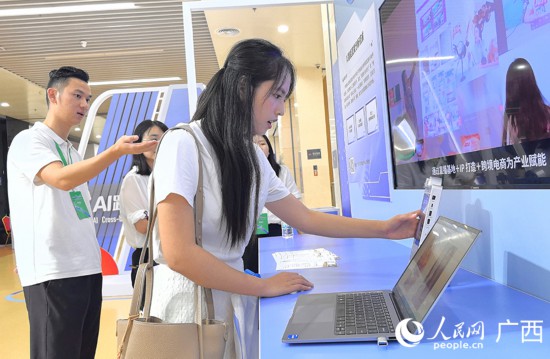 新型スマートライブ配信機器を體験する?yún)⒓诱?。撮?付華周