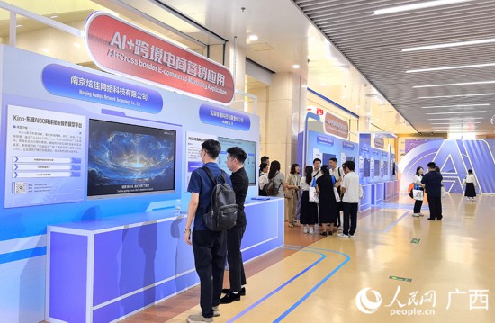 展示會場で交流する?yún)⒓诱?。撮?付華周