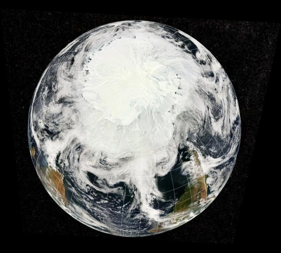 △風(fēng)雲(yún)3號H衛(wèi)星の中分解能分光イメージャによる南極のトゥルーカラー畫像